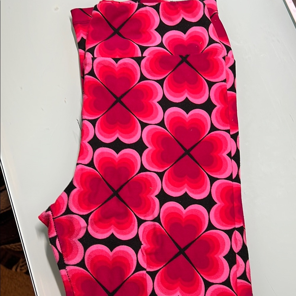 Vibrant Heart Pattern Leggings